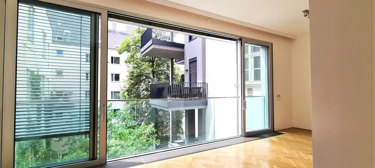 Innenstadt-Wohnung großflächiger Fensterfront zum begrünten Innenhof