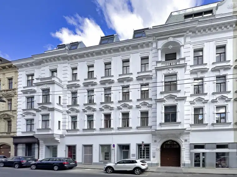 TOPLAGE NÄHE AUMANNPLATZ | MÖBLIERTE SINGLE-WOHNUNG MIT FREIFLÄCHE | KUTSCHKERMARKT
