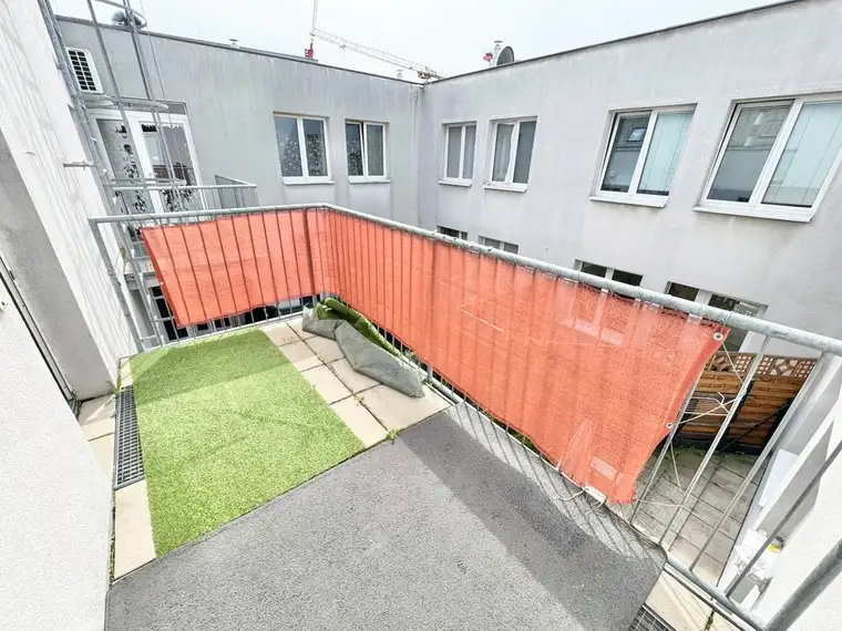 BALKONTRAUM | TOPLAGE NÄHE DONAUZENTRUM | HELLE SINGLE-WOHNUNG | U-BAHN-NÄHE