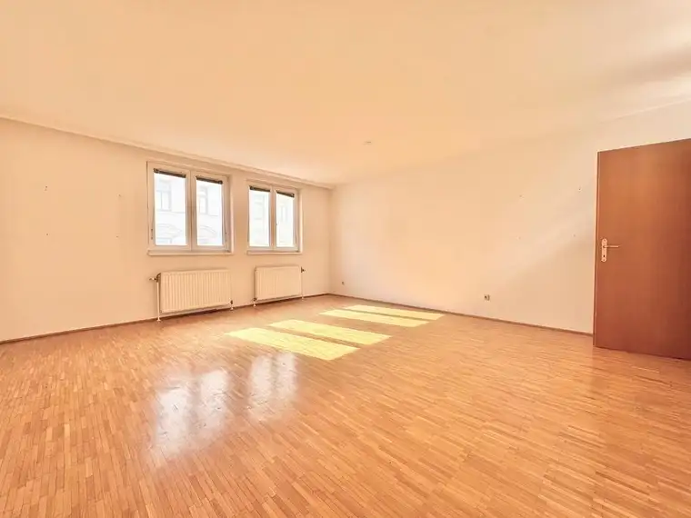 TOPLAGE NÄHE LANDSTRASSER HAUPTSTRASSE | HELLE 2-ZIMMERWOHNUNG | HOFSEITIGES SCHLAFZIMMER