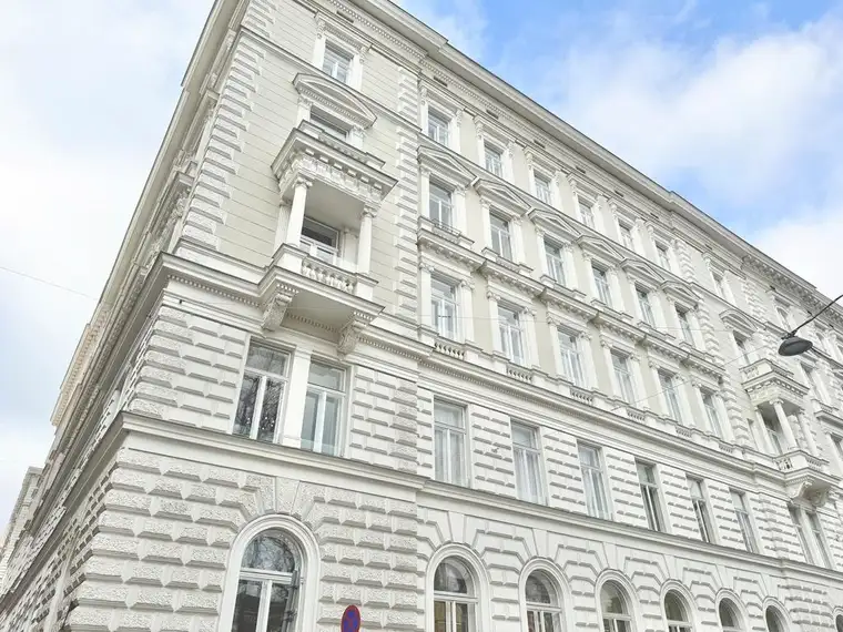 ERSTBEZUG NACH SANIERUNG | REPRÄSENTATIVE 4 ZIMMER MIT BALKON | TOPLAGE IN U-BAHN-NÄHE