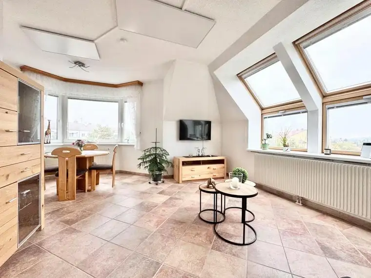TOPLAGE IN EBERGASSING - WIEN-NÄHE | TRAUMHAFTE, LICHTDURCHFLUTETE 3 ZIMMER MIT FERNBLICK | STELLPLATZ FÜR AUTO INKLUSIVE