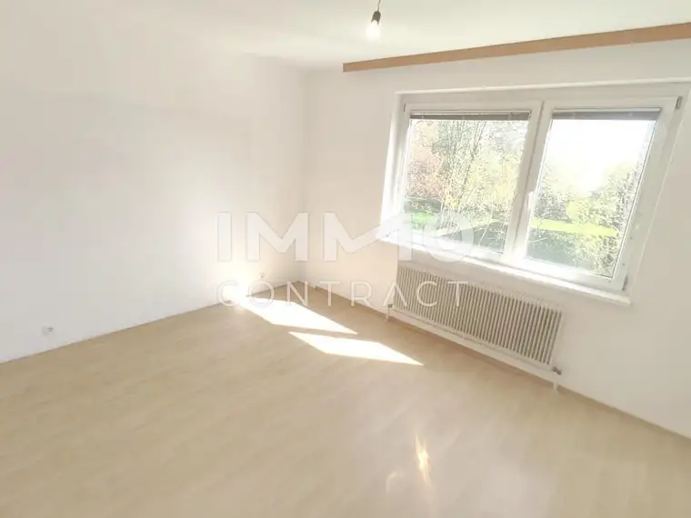 Gut geschnittene Zweizimmer-Wohnung mit Balkon und möglicher Garagenplatz - Zentrale, ruhige Lage