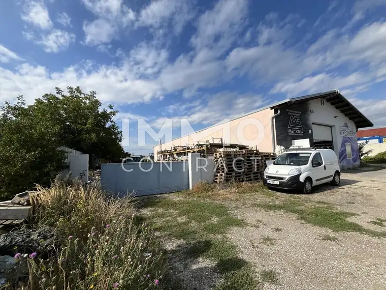 Gewerbehalle mit Außenbereich