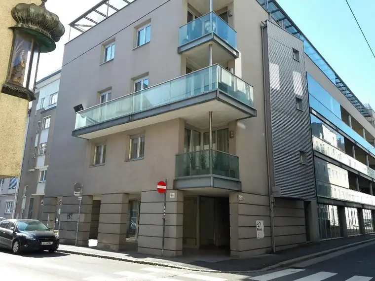 Sonnige 2-Zimmer Wohnung mit großer Loggia in der Stifterstraße