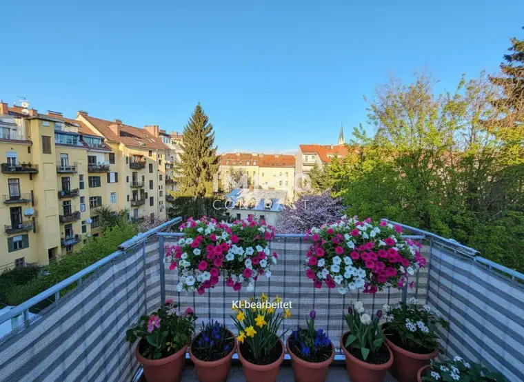Dachgeschoßwohnung im Altbau: Erstbezug nach Sanierung mit Balkon und Einbauküche!