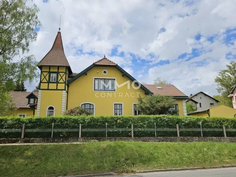 Repräsentative Villa in Zwettl mit 2137 m² Grundstück - Wohnen und Arbeiten stilvoll vereint