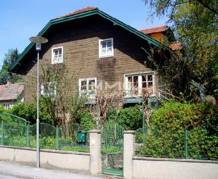 Nostalgisches Einfamilienhaus mit Romantikgarten in 1.920qm Bauland
