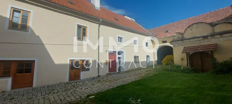 WOHN-UND GESCHÄFTSHAUS AUS DEM 16. JAHRHUNDERT IM HERZEN VON LANGENLOIS 100 m Kellerröhre, Nebengebäude, Innenhof, Geschäftslokale, usw.