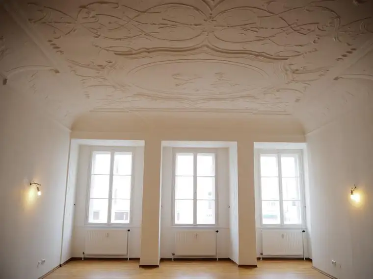 Elegante Loft-Wohnung mit Stuckdecken &amp; Intarsientüren