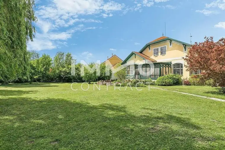 Französisches Jagd-Chalet – nur 30 Minuten von Wien: 2.000 m² Grundstück in unverbaubarer Ruhelage