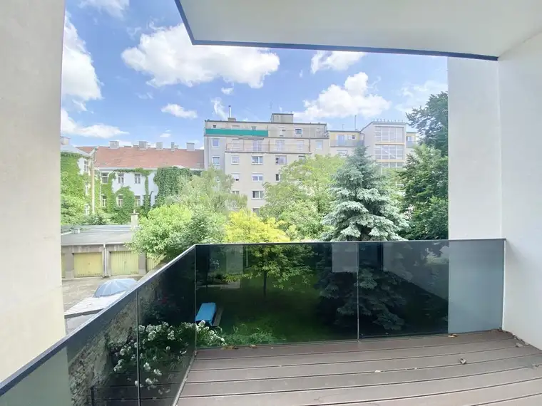 GRÜNBLICK - Balkonwohnung mit 3 Zimmer - Altbau reloaded mit Wärmepumpe und Freifläche