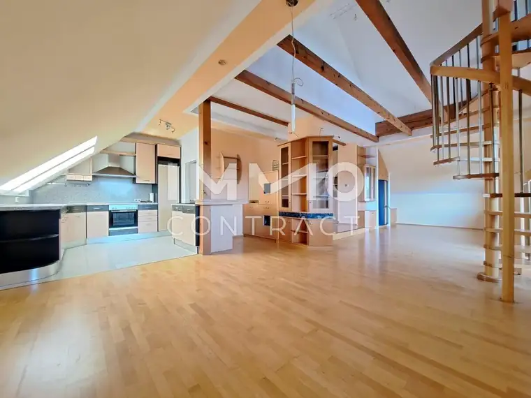Großzügige Dachwohnung inklusive Eigengarten, Garage und Keller