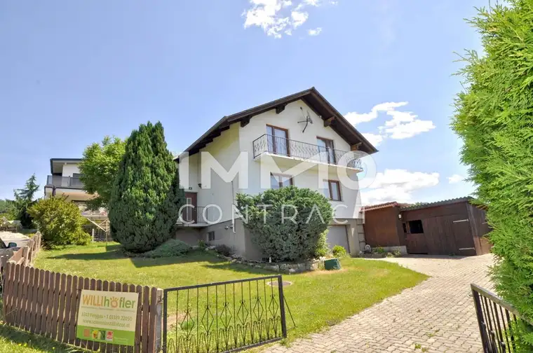 Geräumiges Haus, zwei Etagen und Kellergeschoss mit Garage, ebenerdig - Auf einer sonnigen Anhöhe