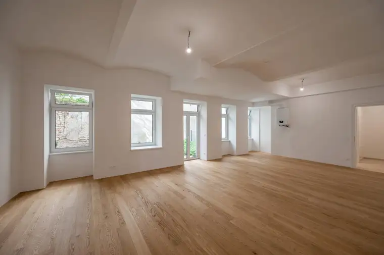 ++NEU++ Großzügiges Altbaubüro, ERSTBEZUG mit Garten in Hofruhelage! Garagen verfügbar!