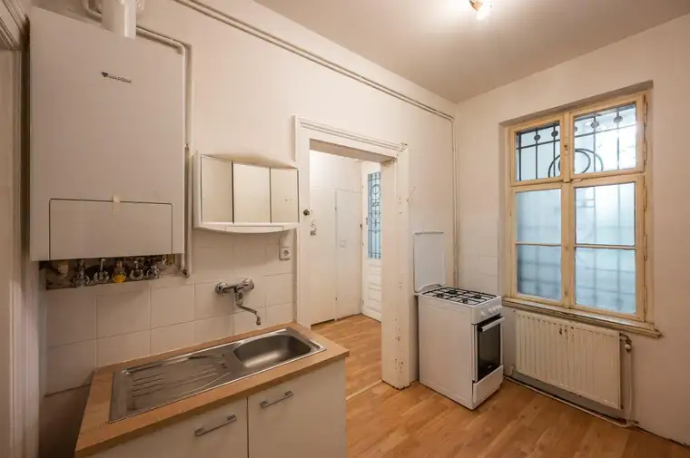++NEU++ Sanierungsbedürftige 3-Zimmer Altbauwohnung im Erdgeschoss!