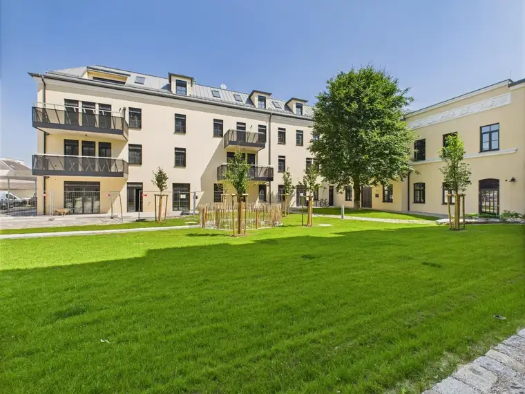 TRAUN : Exklusive GASTRONOMIEFLÄCHE ca. 252 m² (Teilung der Fläche auf ca. 168 m² möglich )+ 2 Terrassen ca. 102,75 m²