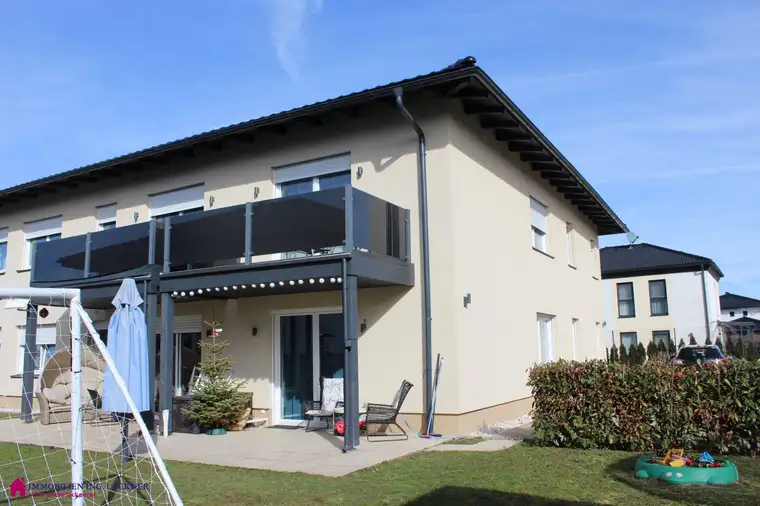 Neuwertig - Zentrale moderne Wohnung in Grün- und Ruhelage von Burgkirchen