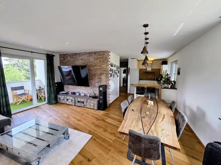 WOHNEN WIE IM HAUS ? 3 ZIMMER MIT 141 M² EIGENGARTEN &amp; 2 CARPORTS