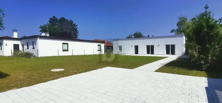 MODERNE KLARHEIT - SÜDSEITIGER GARTEN