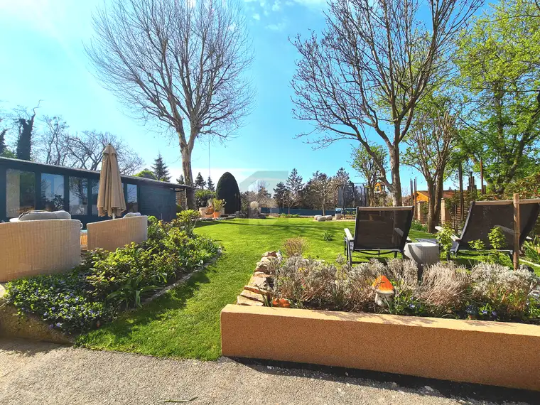 ZEITLOSE ELEGANZ MIT TRAUMHAFTEM GARTEN!