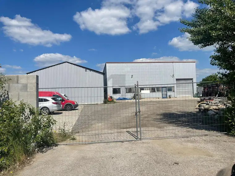 1600M² GROßE FLÄCHE MIT 2 LAGERHALLEN 