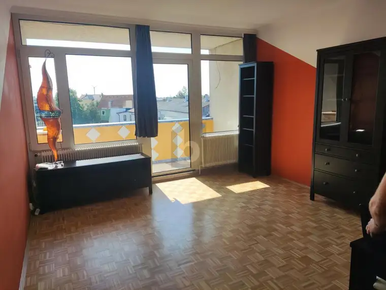 SONNIGE 2-ZIMMER-EIGENTUMSWOHNUNG MIT LOGGIA, WEITBLICK &amp; PARKPLATZ IN DEUTSCH-WAGRAM