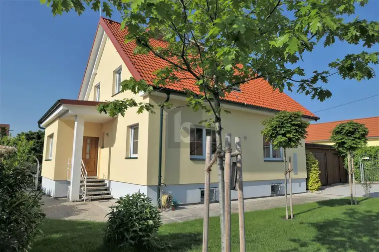 GENERALSANIERTES ZUHAUSE INMITTEN EINES GARTENS NACH ENGLISCHEM VORBILD