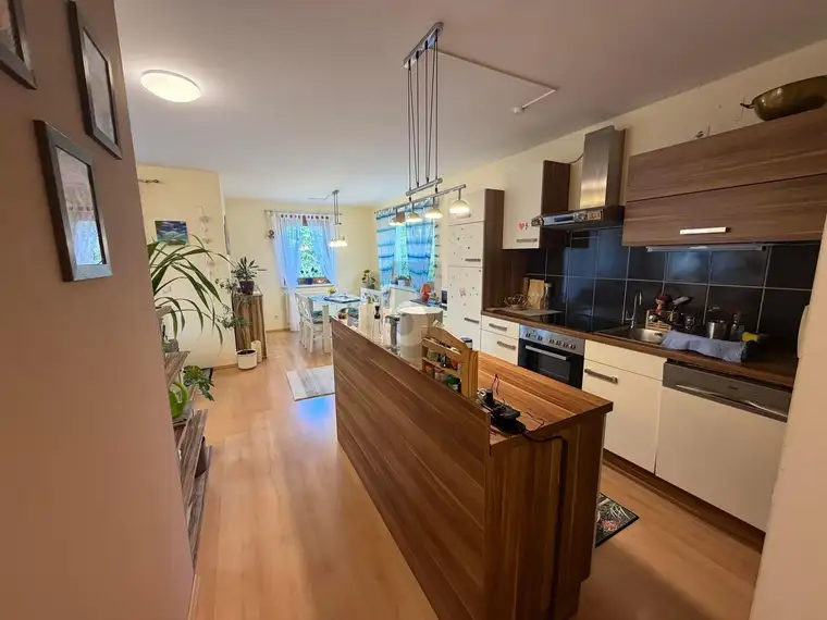 CHARMANTE 3-ZIMMER-WOHNUNG MIT LOGGIA