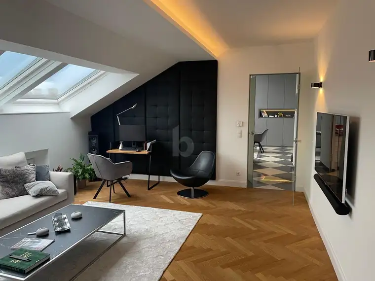 LICHTDURCHFLUTET MIT SKYWINDOW UND EDLEM FISCHGRÄTPARKETT