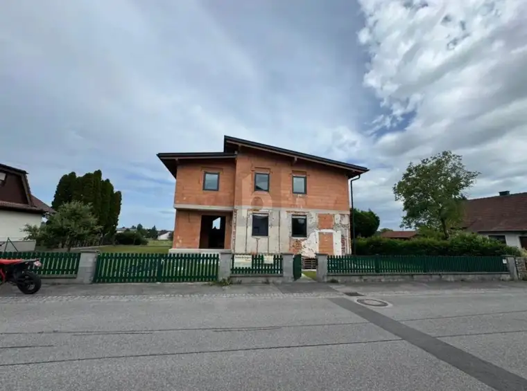 GROßZÜGIGER FAMILIENTRAUM ZUM FERTIGSTELLEN 