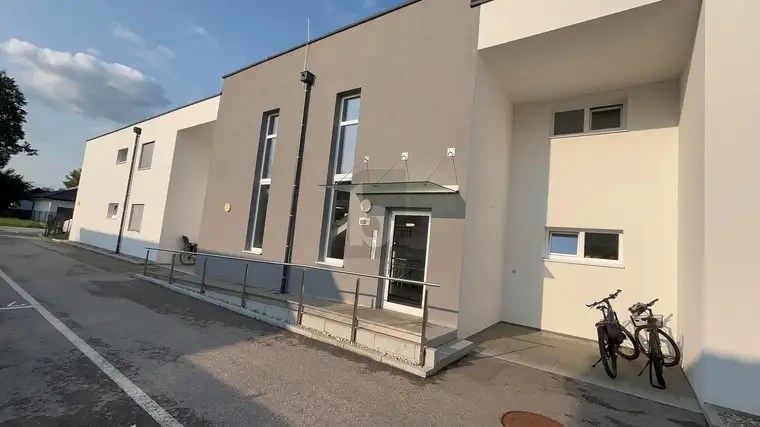 SONNIGE MODERNE GARTENWOHNUNG 