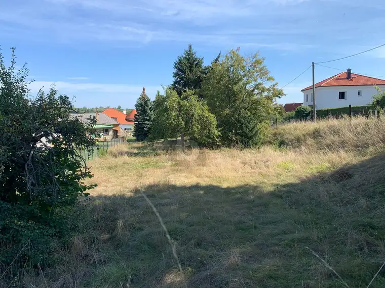 AUFGESCHLOSSEN EINGEZÄUNT NAHE ZENTRUM