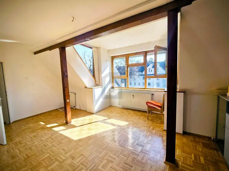 DACHJUWEL MIT BALKON ? STILVOLL WOHNEN MIT CHARME UND KOMFORT