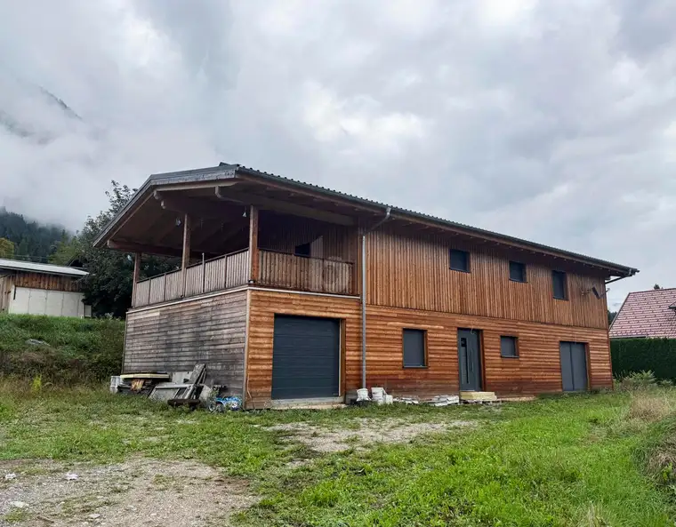 GROßZÜGIGES WOHNHAUS MIT DREI GÄSTEAPARTMENTS ZUM FERTIGSTELLEN