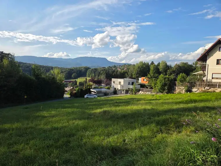 WO DIE STADT AUFHÖRT UND DAS WOHLFÜHLEN BEGINNT. TOP-GRUNDSTÜCK IN FÖLLING