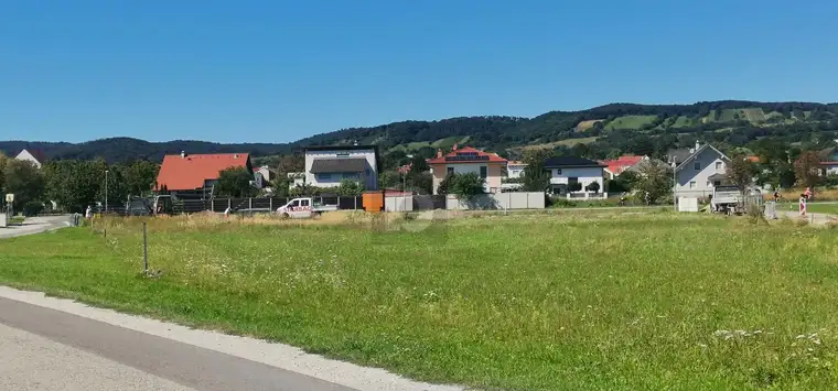 RUHIG GELEGEN - 551 M2 - EINER VON VIER BAUPLÄTZEN