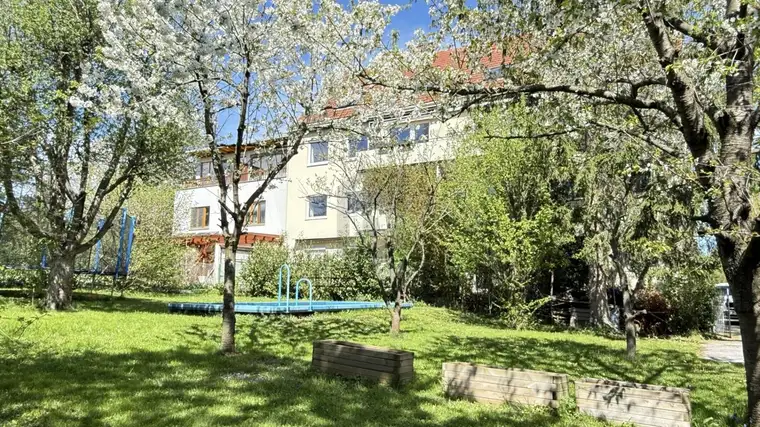 IN MAUER MIT GROSSEM GARTEN - WOHNEN, WO DIE STADT NUR NOCH EIN FLÜSTERN IST