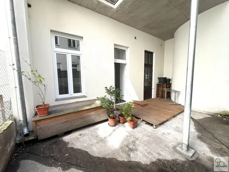 Sanierte Wohnung mit Freifläche in einem gepflegtem Altbau - 1140 Wien