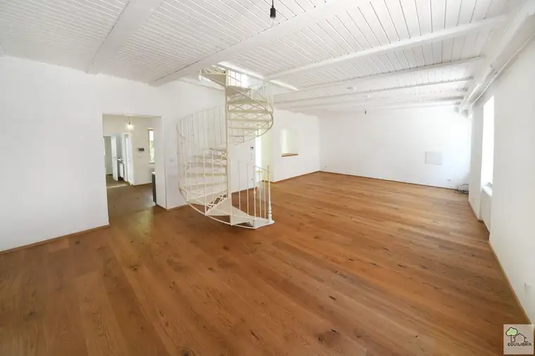 Seltene Gelegenheit!! Ein sehr charmantes Einfamilienhaus wurde hochwertig renoviert und wartet auf einen neuen Eigentümer.
