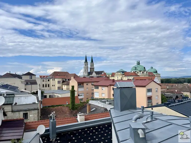Traumhafte DG-Wohnung im Zentrum von Klosterneuburg - 57m2 große Dachterrasse - Gekühlt - Garage - Gartennutzung!