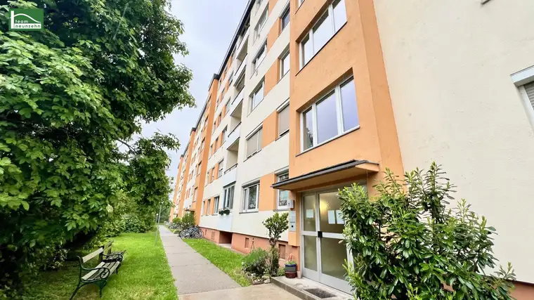 Generalsanierte Wohnung mit neuer Küche, Bad, Böden, Elektrik etc. in ruhiger Lage.