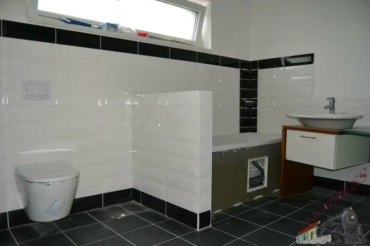 Sehr schönes und großes Einfamilienhaus! Eigener Pool, jedes Schlafzimmer mit begehbaren Kleiderschrank. Nur 40 Minuten von Wien