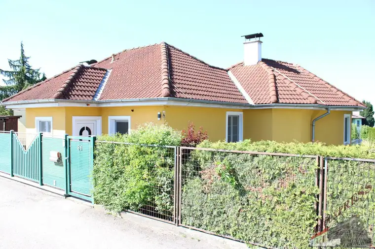 Traumhaftes gelegenes Einfamilienhaus mit direktem Seezugang - Anschluss am öffentlichen Kanalnetz Ende 2026
