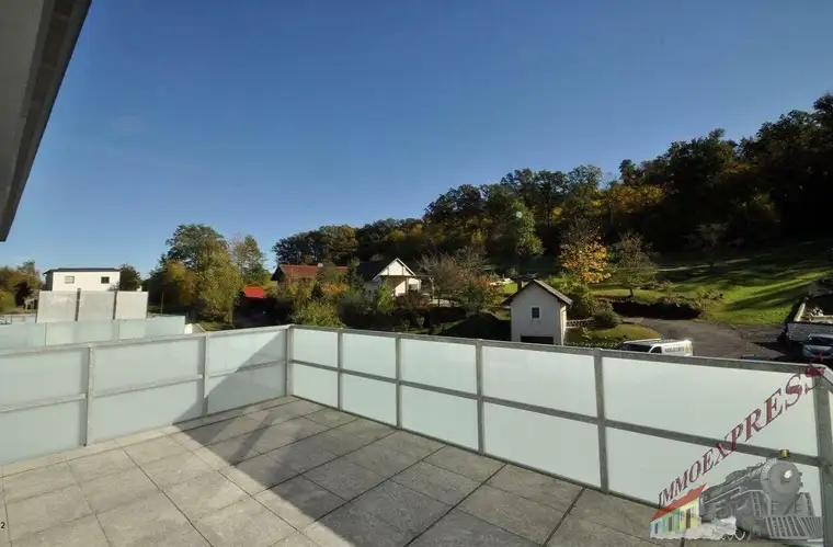 Neubau-Dachgeschoß-Wohnung mit großer Terrasse und toller Aussicht ins Grüne