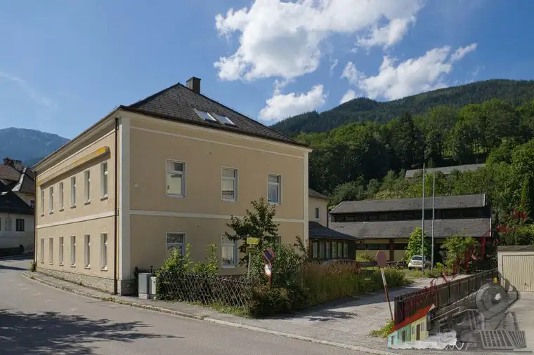 Seminarzentrum / Schule / Wohnheim / = Sporthalle = große Gartenfläche