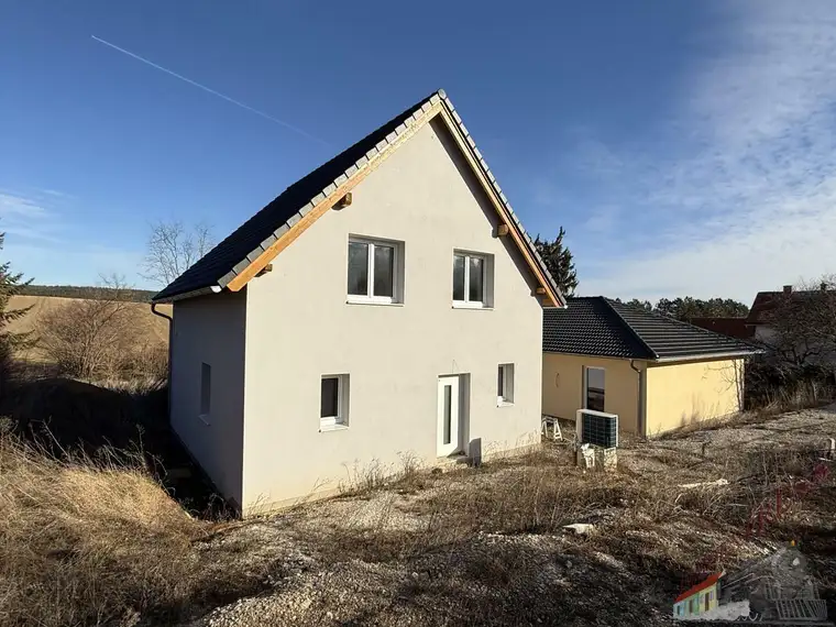 2 neue Wohnhäuser für Großfamilie als Anlage oder zum Vermieten. 