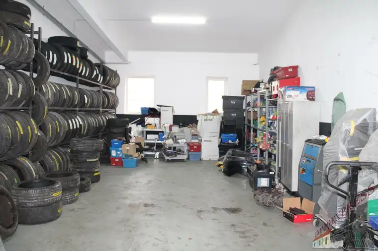Top Montagehallen Höhe 4 Meter für Hebebühnen geeignet und Top-Lagerflächen in Fischamend