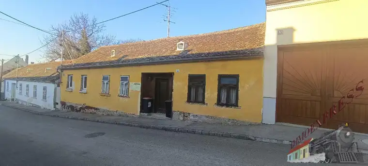 "Renovierungsbedürftiges Landhaus – Ideal für Investoren und Liebhaber von Altbau-Charme!"