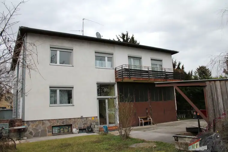 Gut gelegenes Haus mit großer Garage im 21. Bezirk ideal für Firmen auf Pachtgrund